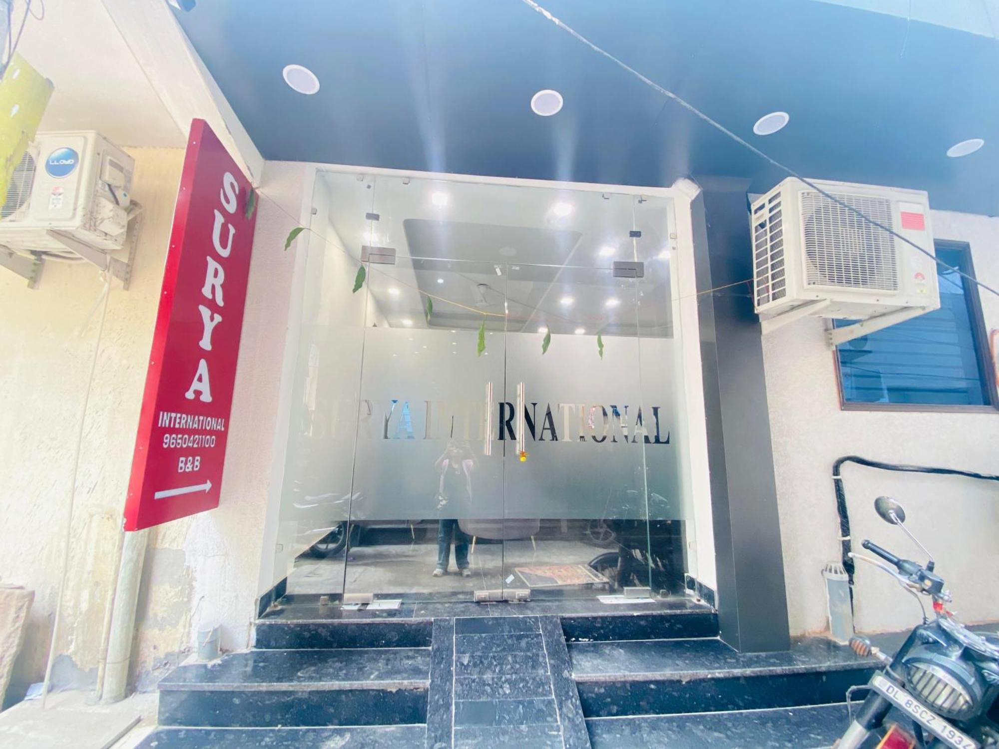 Surya International Bed & Breakfast New Delhi Bagian luar foto